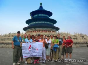 A group of China Highlights customers take photo in front of the Temple of Heaven.