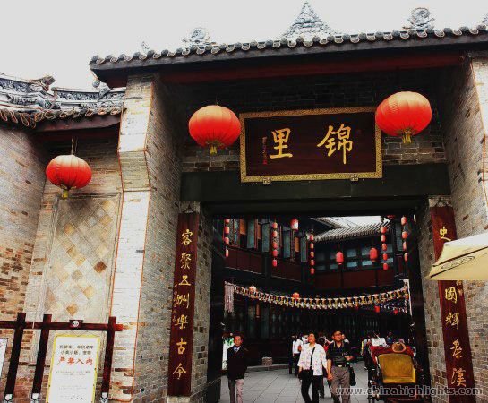 Experience life in ancient Chengdu on Jinli Old Street. 