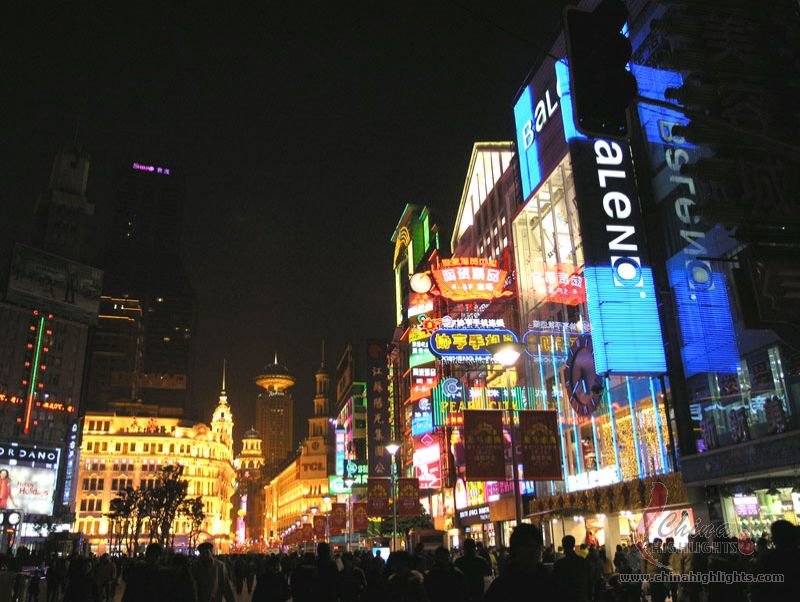 At night, Nanjing road welcomes many visitors and becomes the busiest street.