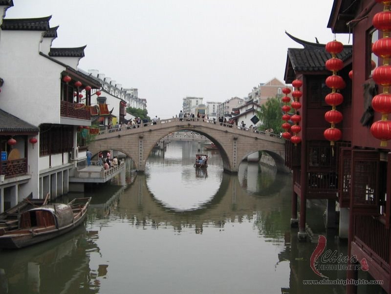 Qibao Ancient Town can satisfy your curiosity about ancient water townships without the bother of either long distance or the rush of crowds.