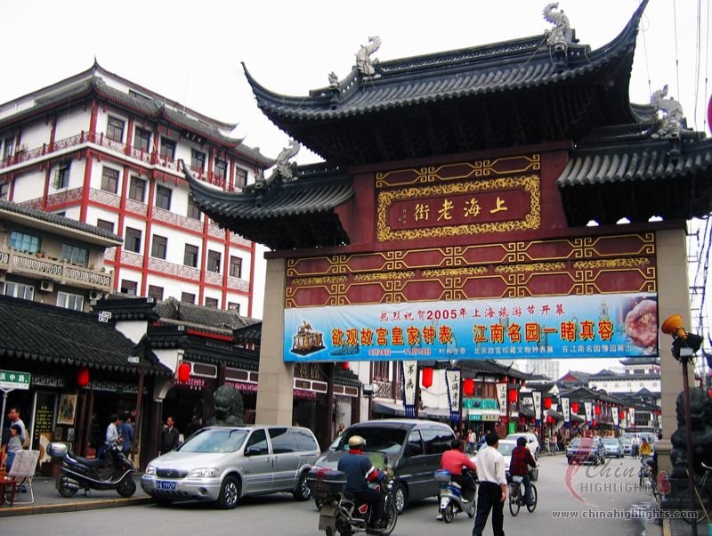 Shanghai Old Street is an important east-west passageway for sightseeing in the Yuyuan commercial and tourist area.