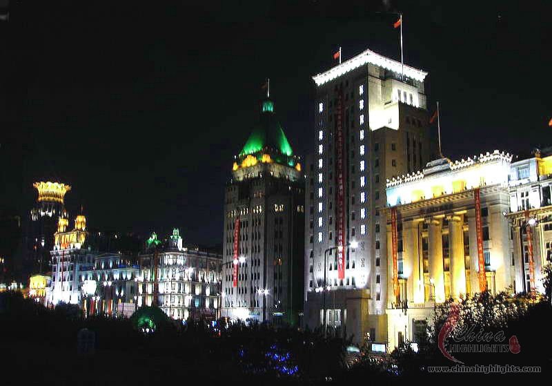 Bund has dozens of historical buildings lining the Huangpu River, which once housed numerous banks and trading houses from Britain, France, the U.S., Russia, Germany,and many other countries.