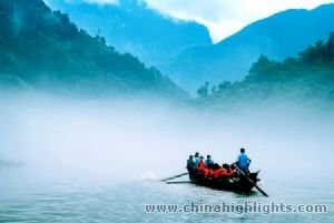 Take a small boat to the Shennong Stream.