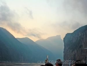 There are a number of historical places of interest along the Lesser Three Gorges.