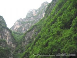 Charming sightseeings along Lesser Three Gorges. 