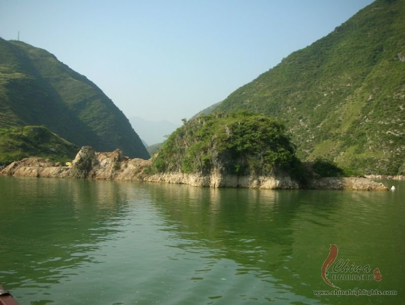 Charming sightseeings along Lesser Three Gorges. 