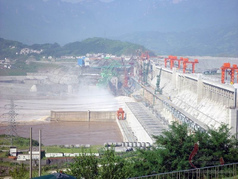 Three Gorges Dam is nowadays the biggest water conservancy vital point engineering in the world,it's our country's pretension