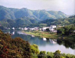 Hike along Xinan River.