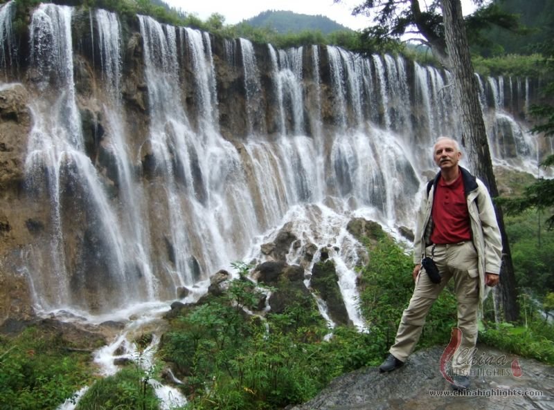 Picturesque Jiuzhaigou and Yangtze River Tour from Hong Kong