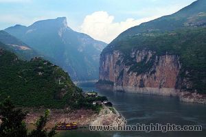 Relax on the sun deck as the stunning scenery of Yangtze River passes by.
