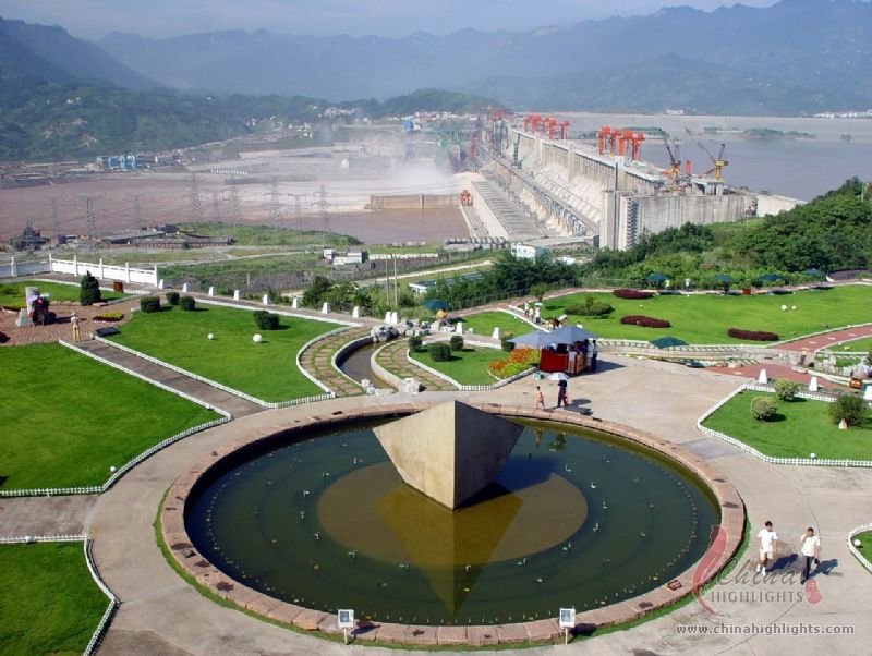 Three Gorges Dam is nowadays the biggest water conservancy vital point engineering in the world,it's our country's pretension