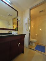 Deluxe Room Bathroom 